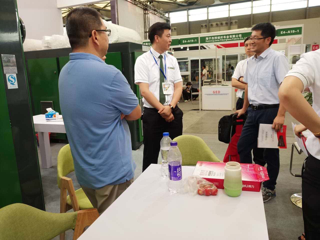 薩震工作人員講解薩震節(jié)能空壓機(jī)