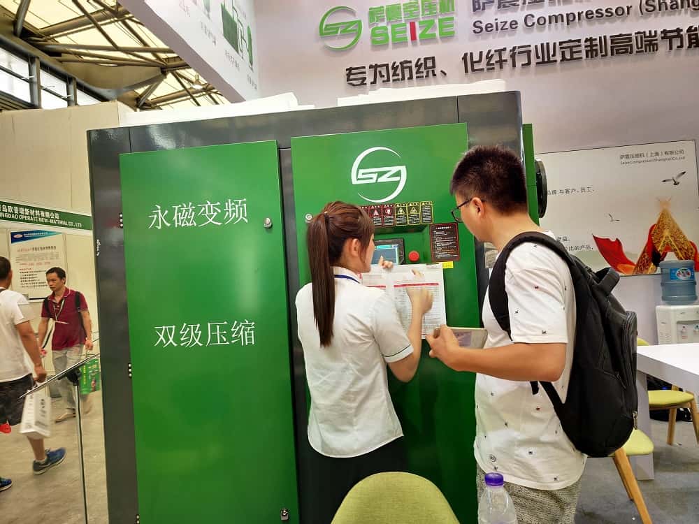 薩震美女銷售為客戶講解節(jié)能空壓機(jī)參數(shù)