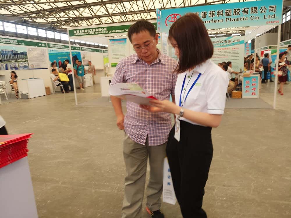 薩震美女銷售天使給客戶講解薩震空壓機(jī)