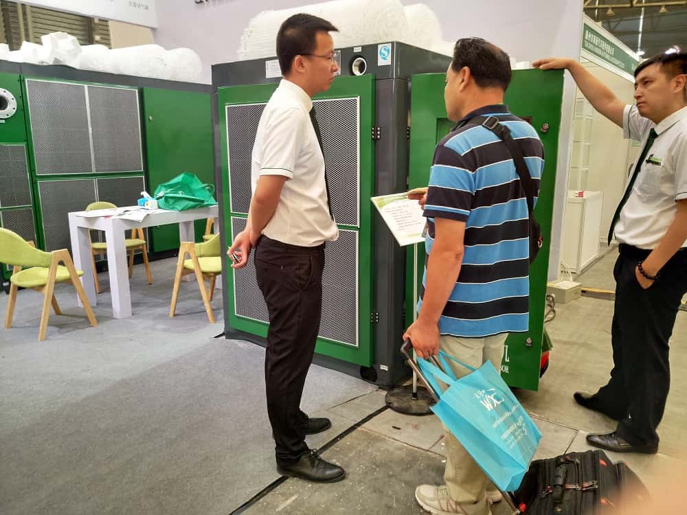 薩震銷售天使給客戶講解薩震空壓機(jī)